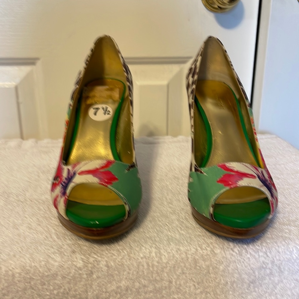 Nine West pumps, size 7.5, beautiful pattern, 4” heels